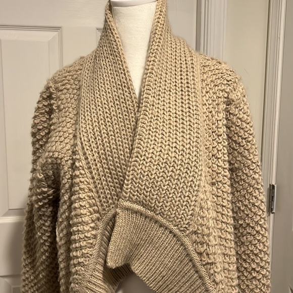 NWOT: Oatmeal colored Banana Republic heavy sweater made of Italian yarn. Size L - Picture 2 of 6
